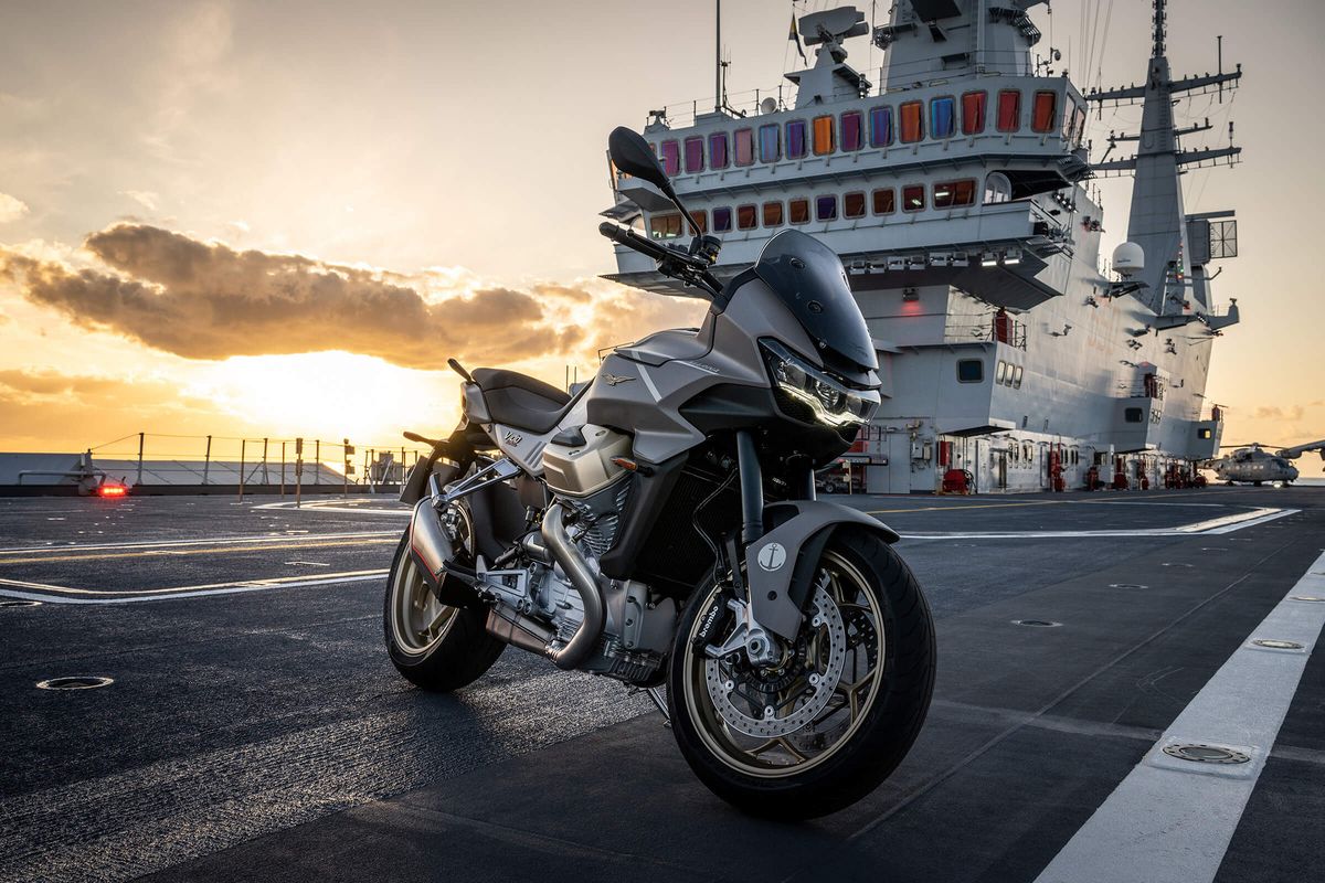 Moto Guzzi wird auf der EICMA die neue V100 Mandello auch als Sondermodell „Aviazione Navale“ präsentieren. Foto: Moto Guzzi.
